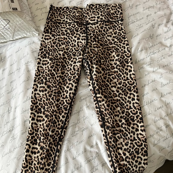 Zyia scrunch butt leopard leggings size 6-8 - Picture 3 of 5